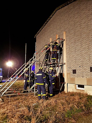 Helferinnen/Helfer bauen das Einsatz-Gerüst-System auf