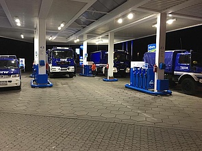 Mehrere THW-Fahrzeuge an Tankstelle