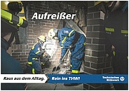THW-Werbeplakat: Zwei Einsatzkräfte bei einem Wanddurchbruch mit dem Schriftzug "Aufreißer" und dem Motto "Raus aus dem Alltag, rein ins THW"