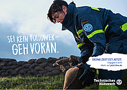 Eine THW-Helferin mit Sandsack, dazu der Aufruf "Sei kein Follower - Geh voran." und der Hinweis auf die Seite "jetzt.thw.de"
