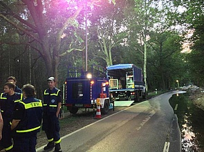 Netzersatzanlage mit ausgefahrenem Flutlichtmast am Straßenrand