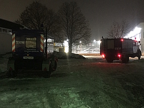 Anhänger Netzersatzanlage und Gerätekraftwagen im Schnee