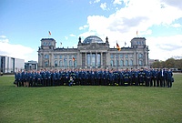 THW-Mitglieder vor dem Reichstagsgebäude
